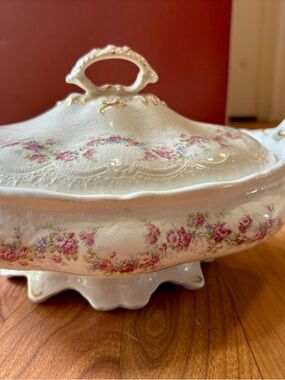 Johnson Bros renowned British Tableware.  Foral rose garden Made in England